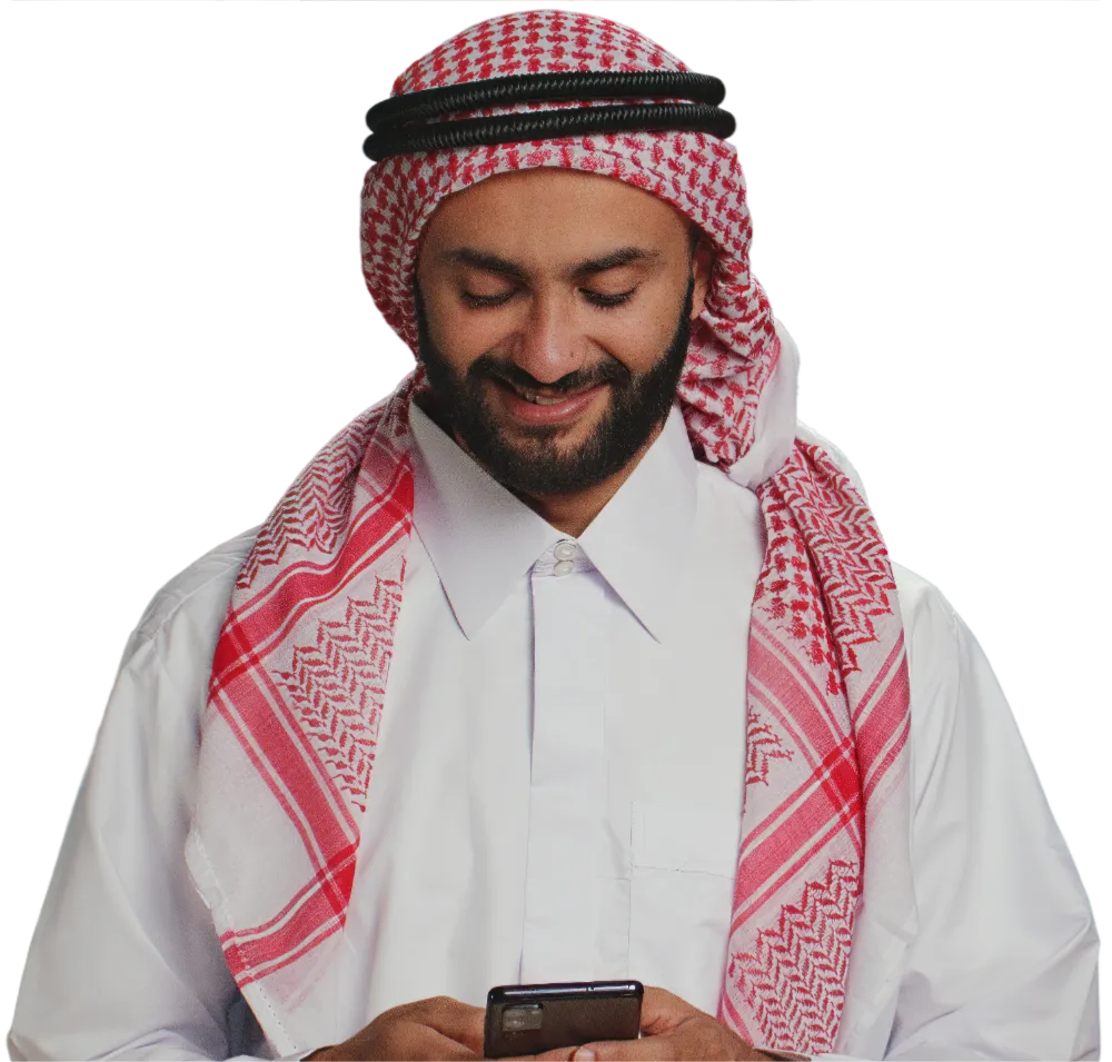 رجل يستخدم هاتفه المحمول